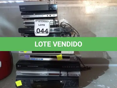 LOTE 044 - 02 VIDEOCASSETES E VÁRIOS DVDS MARCAS E MODELOS DIVERSOS. (NO ESTADO) ATENÇÃO! FAZER A VISITAÇÃO ANTES DE ARREMATAR, NÃO SABEMOS SE FUNCIONA. LEILÃO NÃO TEM GARANTIA E NEM DEVOLUÇÃO, SUJEITO A POSSÍVEIS AVARIAS VISÍVEIS/OCULTAS E/OU AUSÊNCIA DE COMPONENTES.