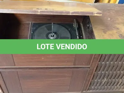 LOTE 321 - 01 TOCA DISCOS ANTIGA PARA RETIRADA DE PEÇAS. (NO ESTADO) ATENÇÃO! FAZER A VISITAÇÃO ANTES DE ARREMATAR, NÃO SABEMOS SE FUNCIONA. LEILÃO NÃO TEM GARANTIA E NEM DEVOLUÇÃO, SUJEITO A POSSÍVEIS AVARIAS VISÍVEIS/OCULTAS E/OU AUSÊNCIA DE COMPONENTES.