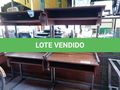 LOTE 339 - 04 MESAS EM MADEIRA COM PÉS CROMADOS. (NO ESTADO) ATENÇÃO! FAZER A VISITAÇÃO ANTES DE ARREMATAR, NÃO SABEMOS SE FUNCIONA. LEILÃO NÃO TEM GARANTIA E NEM DEVOLUÇÃO, SUJEITO A POSSÍVEIS AVARIAS VISÍVEIS/OCULTAS E/OU AUSÊNCIA DE COMPONENTES.