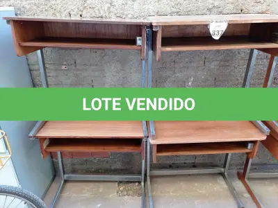 LOTE 337 - 04 MESAS EM MADEIRA COM PÉS CROMADOS. (NO ESTADO) ATENÇÃO! FAZER A VISITAÇÃO ANTES DE ARREMATAR, NÃO SABEMOS SE FUNCIONA. LEILÃO NÃO TEM GARANTIA E NEM DEVOLUÇÃO, SUJEITO A POSSÍVEIS AVARIAS VISÍVEIS/OCULTAS E/OU AUSÊNCIA DE COMPONENTES.