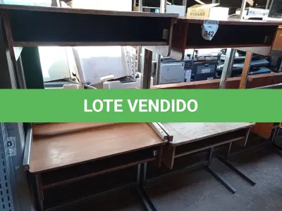 LOTE 342 - 04 MESAS EM MADEIRA COM PÉS CROMADOS. (NO ESTADO) ATENÇÃO! FAZER A VISITAÇÃO ANTES DE ARREMATAR, NÃO SABEMOS SE FUNCIONA. LEILÃO NÃO TEM GARANTIA E NEM DEVOLUÇÃO, SUJEITO A POSSÍVEIS AVARIAS VISÍVEIS/OCULTAS E/OU AUSÊNCIA DE COMPONENTES.