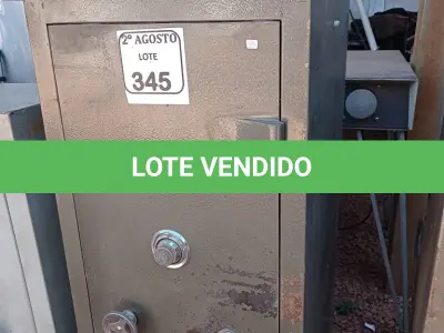 LOTE 345 - 01 COFRE EM AÇO SEM CHAVE. (NO ESTADO) ATENÇÃO! FAZER A VISITAÇÃO ANTES DE ARREMATAR, NÃO SABEMOS SE FUNCIONA. LEILÃO NÃO TEM GARANTIA E NEM DEVOLUÇÃO, SUJEITO A POSSÍVEIS AVARIAS VISÍVEIS/OCULTAS E/OU AUSÊNCIA DE COMPONENTES.