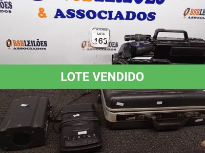 LOTE 163 - 01 FILMADORA VHS PANASONIC COM MALETA, 01 TOCA FITAS E 01 LUMINÁRIA DE LED. (NO ESTADO) ATENÇÃO! FAZER A VISITAÇÃO ANTES DE ARREMATAR, NÃO SABEMOS SE FUNCIONA. LEILÃO NÃO TEM GARANTIA E NEM DEVOLUÇÃO, SUJEITO A POSSÍVEIS AVARIAS VISÍVEIS/OCULTAS E/OU AUSÊNCIA DE COMPONENTES.