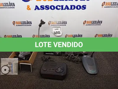 LOTE 360 - 01 TOCA-FITAS, 01 SOM AUTOMOTIVO, 01 RADIO RELÓGIO, 02 BASES PARA MICROFONES E MATERIAIS DIVERSOS. (NO ESTADO) ATENÇÃO! FAZER A VISITAÇÃO ANTES DE ARREMATAR, NÃO SABEMOS SE FUNCIONA. LEILÃO NÃO TEM GARANTIA E NEM DEVOLUÇÃO, SUJEITO A POSSÍVEIS AVARIAS VISÍVEIS/OCULTAS E/OU AUSÊNCIA DE COMPONENTES.