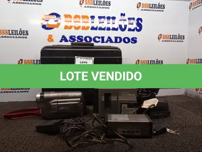 LOTE 361 - 02 FILMADORAS ANTIGAS COM MALETAS MARCA JVC E ZENITH. (NO ESTADO) ATENÇÃO! FAZER A VISITAÇÃO ANTES DE ARREMATAR, NÃO SABEMOS SE FUNCIONA. LEILÃO NÃO TEM GARANTIA E NEM DEVOLUÇÃO, SUJEITO A POSSÍVEIS AVARIAS VISÍVEIS/OCULTAS E/OU AUSÊNCIA DE COMPONENTES.