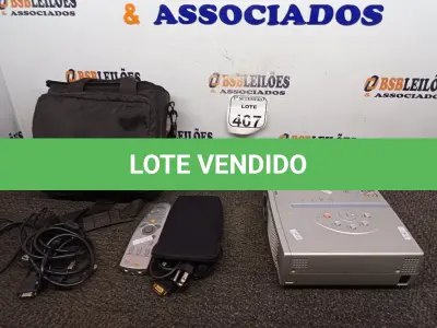 LOTE 407 - 01 PROJETOR MULTIMIDIA SANYO COM MALETA. (NO ESTADO) ATENÇÃO! FAZER A VISITAÇÃO ANTES DE ARREMATAR, NÃO SABEMOS SE FUNCIONA. LEILÃO NÃO TEM GARANTIA E NEM DEVOLUÇÃO, SUJEITO A POSSÍVEIS AVARIAS VISÍVEIS/OCULTAS E/OU AUSÊNCIA DE COMPONENTES.