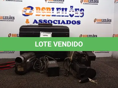 LOTE 361 - 02 FILMADORAS ANTIGAS COM MALETAS MARCA JVC E ZENITH. (NO ESTADO) ATENÇÃO! FAZER A VISITAÇÃO ANTES DE ARREMATAR, NÃO SABEMOS SE FUNCIONA. LEILÃO NÃO TEM GARANTIA E NEM DEVOLUÇÃO, SUJEITO A POSSÍVEIS AVARIAS VISÍVEIS/OCULTAS E/OU AUSÊNCIA DE COMPONENTES.