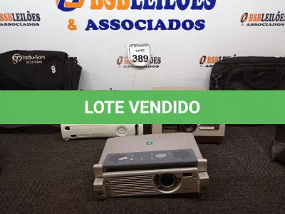 LOTE 389 - 01 XBOX360 E 02 PROJETORES E 02 BOLSAS.  (NO ESTADO) ATENÇÃO! FAZER A VISITAÇÃO ANTES DE ARREMATAR, NÃO SABEMOS SE FUNCIONA. LEILÃO NÃO TEM GARANTIA E NEM DEVOLUÇÃO, SUJEITO A POSSÍVEIS AVARIAS VISÍVEIS/OCULTAS E/OU AUSÊNCIA DE COMPONENTES.