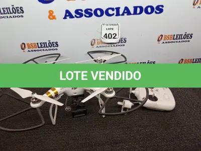 LOTE 402 - 01 DRONE DJI PHANTOM E CONTROLE COM AVARIAS. (NO ESTADO) ATENÇÃO! FAZER A VISITAÇÃO ANTES DE ARREMATAR, NÃO SABEMOS SE FUNCIONA. LEILÃO NÃO TEM GARANTIA E NEM DEVOLUÇÃO, SUJEITO A POSSÍVEIS AVARIAS VISÍVEIS/OCULTAS E/OU AUSÊNCIA DE COMPONENTES.