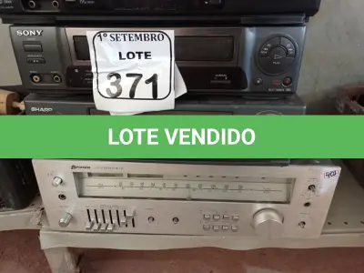 LOTE 371 - 03 VIDEOCASSETES E RECEIVER MARCA POLYVOX. (NO ESTADO) ATENÇÃO! FAZER A VISITAÇÃO ANTES DE ARREMATAR, NÃO SABEMOS SE FUNCIONA. LEILÃO NÃO TEM GARANTIA E NEM DEVOLUÇÃO, SUJEITO A POSSÍVEIS AVARIAS VISÍVEIS/OCULTAS E/OU AUSÊNCIA DE COMPONENTES.
