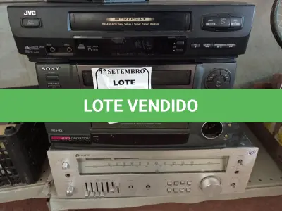 LOTE 371 - 03 VIDEOCASSETES E RECEIVER MARCA POLYVOX. (NO ESTADO) ATENÇÃO! FAZER A VISITAÇÃO ANTES DE ARREMATAR, NÃO SABEMOS SE FUNCIONA. LEILÃO NÃO TEM GARANTIA E NEM DEVOLUÇÃO, SUJEITO A POSSÍVEIS AVARIAS VISÍVEIS/OCULTAS E/OU AUSÊNCIA DE COMPONENTES.