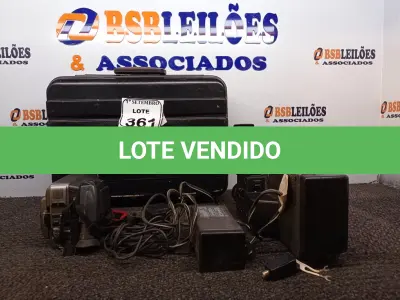 LOTE 361 - 02 FILMADORAS ANTIGAS COM MALETAS MARCA JVC E ZENITH. (NO ESTADO) ATENÇÃO! FAZER A VISITAÇÃO ANTES DE ARREMATAR, NÃO SABEMOS SE FUNCIONA. LEILÃO NÃO TEM GARANTIA E NEM DEVOLUÇÃO, SUJEITO A POSSÍVEIS AVARIAS VISÍVEIS/OCULTAS E/OU AUSÊNCIA DE COMPONENTES.