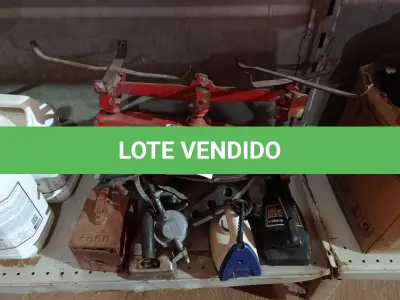 LOTE 394 - 01 BALANÇA ANTIGA INCOMPLETA, VÁRIOS FERROS DE PASSAR E MATERIAIS DIVERSOS.  (NO ESTADO) ATENÇÃO! FAZER A VISITAÇÃO ANTES DE ARREMATAR, NÃO SABEMOS SE FUNCIONA. LEILÃO NÃO TEM GARANTIA E NEM DEVOLUÇÃO, SUJEITO A POSSÍVEIS AVARIAS VISÍVEIS/OCULTAS E/OU AUSÊNCIA DE COMPONENTES.