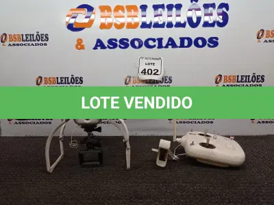 LOTE 402 - 01 DRONE DJI PHANTOM E CONTROLE COM AVARIAS. (NO ESTADO) ATENÇÃO! FAZER A VISITAÇÃO ANTES DE ARREMATAR, NÃO SABEMOS SE FUNCIONA. LEILÃO NÃO TEM GARANTIA E NEM DEVOLUÇÃO, SUJEITO A POSSÍVEIS AVARIAS VISÍVEIS/OCULTAS E/OU AUSÊNCIA DE COMPONENTES.