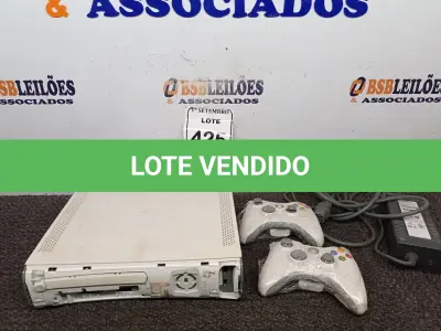 LOTE 425 - 01 XBOX 360 COM FONTE E 02 CONTROLES. (NO ESTADO) ATENÇÃO! FAZER A VISITAÇÃO ANTES DE ARREMATAR, NÃO SABEMOS SE FUNCIONA. LEILÃO NÃO TEM GARANTIA E NEM DEVOLUÇÃO, SUJEITO A POSSÍVEIS AVARIAS VISÍVEIS/OCULTAS E/OU AUSÊNCIA DE COMPONENTES.