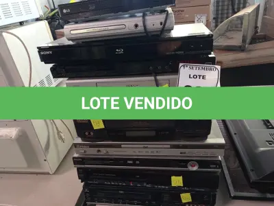 LOTE 228 - 04 VIDEOCASSETES E VÁRIOS APARELHOS DE DVDS, MARCAS E MODELOS DIVERSOS. (NO ESTADO) ATENÇÃO! FAZER A VISITAÇÃO ANTES DE ARREMATAR, NÃO SABEMOS SE FUNCIONA. LEILÃO NÃO TEM GARANTIA E NEM DEVOLUÇÃO, SUJEITO A POSSÍVEIS AVARIAS VISÍVEIS/OCULTAS E/OU AUSÊNCIA DE COMPONENTES.