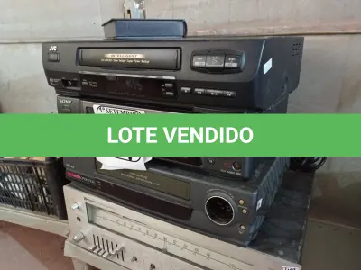 LOTE 371 - 03 VIDEOCASSETES E RECEIVER MARCA POLYVOX. (NO ESTADO) ATENÇÃO! FAZER A VISITAÇÃO ANTES DE ARREMATAR, NÃO SABEMOS SE FUNCIONA. LEILÃO NÃO TEM GARANTIA E NEM DEVOLUÇÃO, SUJEITO A POSSÍVEIS AVARIAS VISÍVEIS/OCULTAS E/OU AUSÊNCIA DE COMPONENTES.