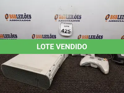 LOTE 425 - 01 XBOX 360 COM FONTE E 02 CONTROLES. (NO ESTADO) ATENÇÃO! FAZER A VISITAÇÃO ANTES DE ARREMATAR, NÃO SABEMOS SE FUNCIONA. LEILÃO NÃO TEM GARANTIA E NEM DEVOLUÇÃO, SUJEITO A POSSÍVEIS AVARIAS VISÍVEIS/OCULTAS E/OU AUSÊNCIA DE COMPONENTES.