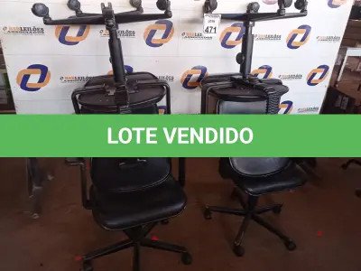 LOTE 471 - 04 CADEIRAS COM BASE GIRATÓRIA. (NO ESTADO) ATENÇÃO! FAZER A VISITAÇÃO ANTES DE ARREMATAR, NÃO SABEMOS SE FUNCIONA. LEILÃO NÃO TEM GARANTIA E NEM DEVOLUÇÃO, SUJEITO A POSSÍVEIS AVARIAS VISÍVEIS/OCULTAS E/OU AUSÊNCIA DE COMPONENTES.