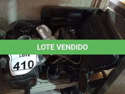 LOTE 410 - 01 LOTE COM DIVERSAS MÁQUINAS FOTOGRÁFICAS, FILMADORAS E BOLSAS. (NO ESTADO) ATENÇÃO! FAZER A VISITAÇÃO ANTES DE ARREMATAR, NÃO SABEMOS SE FUNCIONA. LEILÃO NÃO TEM GARANTIA E NEM DEVOLUÇÃO, SUJEITO A POSSÍVEIS AVARIAS VISÍVEIS/OCULTAS E/OU AUSÊNCIA DE COMPONENTES.