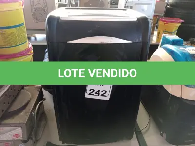 LOTE 242 - 01 MALA, 01 TAPETE, 01 CORTINA E 01 FRAGMENTADORA DE PAPEL. (NO ESTADO) ATENÇÃO! FAZER A VISITAÇÃO ANTES DE ARREMATAR, NÃO SABEMOS SE FUNCIONA. LEILÃO NÃO TEM GARANTIA E NEM DEVOLUÇÃO, SUJEITO A POSSÍVEIS AVARIAS VISÍVEIS/OCULTAS E/OU AUSÊNCIA DE COMPONENTES.