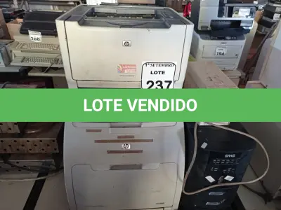 LOTE 237 - 02 IMPRESSORAS, 01 NOBREAK SMS 3000W E 01 TRANFORMADOR. (NO ESTADO) ATENÇÃO! FAZER A VISITAÇÃO ANTES DE ARREMATAR, NÃO SABEMOS SE FUNCIONA. LEILÃO NÃO TEM GARANTIA E NEM DEVOLUÇÃO, SUJEITO A POSSÍVEIS AVARIAS VISÍVEIS/OCULTAS E/OU AUSÊNCIA DE COMPONENTES.