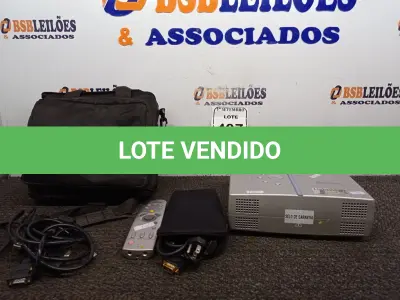 LOTE 407 - 01 PROJETOR MULTIMIDIA SANYO COM MALETA. (NO ESTADO) ATENÇÃO! FAZER A VISITAÇÃO ANTES DE ARREMATAR, NÃO SABEMOS SE FUNCIONA. LEILÃO NÃO TEM GARANTIA E NEM DEVOLUÇÃO, SUJEITO A POSSÍVEIS AVARIAS VISÍVEIS/OCULTAS E/OU AUSÊNCIA DE COMPONENTES.