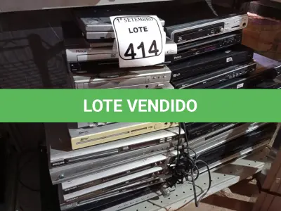 LOTE 414 - 01 LOTE COM GRANDE QUANTIDADE DE APARELHOS DVD MARCAS E MODELOS DIVERSOS. (NO ESTADO) ATENÇÃO! FAZER A VISITAÇÃO ANTES DE ARREMATAR, NÃO SABEMOS SE FUNCIONA. LEILÃO NÃO TEM GARANTIA E NEM DEVOLUÇÃO, SUJEITO A POSSÍVEIS AVARIAS VISÍVEIS/OCULTAS E/OU AUSÊNCIA DE COMPONENTES.