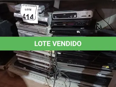 LOTE 414 - 01 LOTE COM GRANDE QUANTIDADE DE APARELHOS DVD MARCAS E MODELOS DIVERSOS. (NO ESTADO) ATENÇÃO! FAZER A VISITAÇÃO ANTES DE ARREMATAR, NÃO SABEMOS SE FUNCIONA. LEILÃO NÃO TEM GARANTIA E NEM DEVOLUÇÃO, SUJEITO A POSSÍVEIS AVARIAS VISÍVEIS/OCULTAS E/OU AUSÊNCIA DE COMPONENTES.