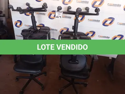 LOTE 471 - 04 CADEIRAS COM BASE GIRATÓRIA. (NO ESTADO) ATENÇÃO! FAZER A VISITAÇÃO ANTES DE ARREMATAR, NÃO SABEMOS SE FUNCIONA. LEILÃO NÃO TEM GARANTIA E NEM DEVOLUÇÃO, SUJEITO A POSSÍVEIS AVARIAS VISÍVEIS/OCULTAS E/OU AUSÊNCIA DE COMPONENTES.