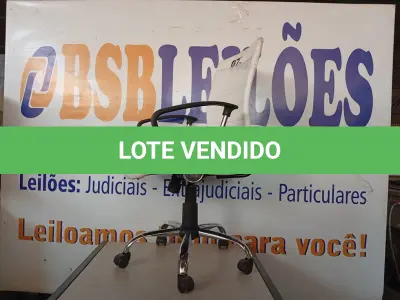 LOTE 075 - 01 – CADEIRA DE ESCRITÓRIO (NO ESTADO, NÃO SABEMOS SE FUNCIONA. LEILÃO NÃO TEM GARANTIA E NEM DEVOLUÇÃO, SUJEITO A POSSÍVEIS AVARIAS VISÍVEIS/OCULTAS E/OU AUSÊNCIA DE COMPONENTES)