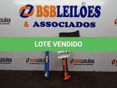 LOTE 050 - 01 MACHADO E 01 MARTELO. (NO ESTADO) ATENÇÃO! FAZER A VISITAÇÃO ANTES DE ARREMATAR, NÃO SABEMOS SE FUNCIONA. LEILÃO NÃO TEM GARANTIA E NEM DEVOLUÇÃO, SUJEITO A POSSÍVEIS AVARIAS VISÍVEIS/OCULTAS E/OU AUSÊNCIA DE COMPONENTES.