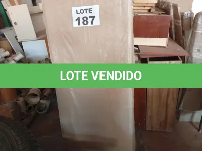 LOTE 187 - 01 - RACK COM PAINEL P/ TV MP3059 (NO ESTADO, NÃO SABEMOS SE FUNCIONA. LEILÃO NÃO TEM GARANTIA E NEM DEVOLUÇÃO, SUJEITO A POSSÍVEIS AVARIAS VISÍVEIS/OCULTAS E/OU AUSÊNCIA DE COMPONENTES)