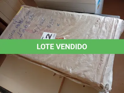 LOTE 082 - 01 - CÔMODA 4 GAVETAS COM PORTA GRAN SELENA (NO ESTADO, NÃO SABEMOS SE FUNCIONA. LEILÃO NÃO TEM GARANTIA E NEM DEVOLUÇÃO, SUJEITO A POSSÍVEIS AVARIAS VISÍVEIS/OCULTAS E/OU AUSÊNCIA DE COMPONENTES)