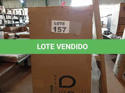 LOTE 157 - 01 - MESA DE ESCRITÓRIO STUDIO CARVALHO 150 CM (NO ESTADO, NÃO SABEMOS SE FUNCIONA. LEILÃO NÃO TEM GARANTIA E NEM DEVOLUÇÃO, SUJEITO A POSSÍVEIS AVARIAS VISÍVEIS/OCULTAS E/OU AUSÊNCIA DE COMPONENTES)