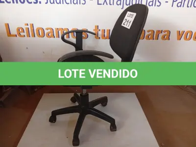 LOTE 211 - 01 – CADEIRA DE ESCRITÓRIO (NO ESTADO, NÃO SABEMOS SE FUNCIONA. LEILÃO NÃO TEM GARANTIA E NEM DEVOLUÇÃO, SUJEITO A POSSÍVEIS AVARIAS VISÍVEIS/OCULTAS E/OU AUSÊNCIA DE COMPONENTES)