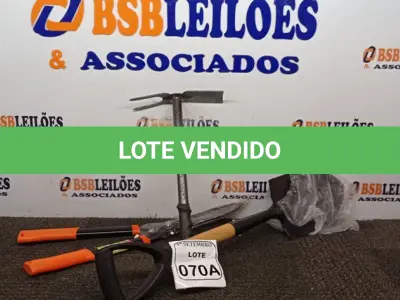 LOTE 070 - 01 SACHO PARA JARDINAGEM, 01 PÁ E 01 TESOURA PARA JARDIM. (NO ESTADO) ATENÇÃO! FAZER A VISITAÇÃO ANTES DE ARREMATAR, NÃO SABEMOS SE FUNCIONA. LEILÃO NÃO TEM GARANTIA E NEM DEVOLUÇÃO, SUJEITO A POSSÍVEIS AVARIAS VISÍVEIS/OCULTAS E/OU AUSÊNCIA DE COMPONENTES.