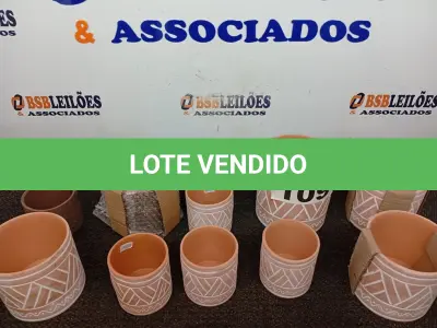 LOTE 109 - 10 – VASOS DE ARGILA (NO ESTADO, NÃO SABEMOS SE FUNCIONA. LEILÃO NÃO TEM GARANTIA E NEM DEVOLUÇÃO, SUJEITO A POSSÍVEIS AVARIAS VISÍVEIS/OCULTAS E/OU AUSÊNCIA DE COMPONENTES)