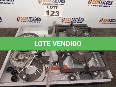 LOTE 123 - 01 - COOKTOP A GÁS FISCHER 3 BOCAS MESA VIDRO PLATINIUM VIDRO QUEBRADO (NO ESTADO, NÃO SABEMOS SE FUNCIONA. LEILÃO NÃO TEM GARANTIA E NEM DEVOLUÇÃO, SUJEITO A POSSÍVEIS AVARIAS VISÍVEIS/OCULTAS E/OU AUSÊNCIA DE COMPONENTES)
