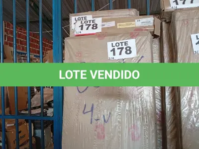 LOTE 178 - 01 - GUARDA ROUPA CASAL MALIBU 6 PORTAS (NO ESTADO, NÃO SABEMOS SE FUNCIONA. LEILÃO NÃO TEM GARANTIA E NEM DEVOLUÇÃO, SUJEITO A POSSÍVEIS AVARIAS VISÍVEIS/OCULTAS E/OU AUSÊNCIA DE COMPONENTES)