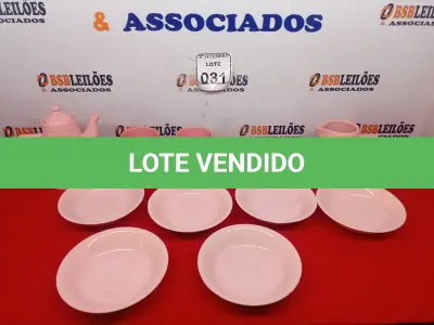 LOTE 031 - 06 XICARAS ROSAS, 01 CHALEIRA, 01 VASILHA DE CAFÉ E 06 PRATOS ROSAS. (NO ESTADO) ATENÇÃO! FAZER A VISITAÇÃO ANTES DE ARREMATAR, NÃO SABEMOS SE FUNCIONA. LEILÃO NÃO TEM GARANTIA E NEM DEVOLUÇÃO, SUJEITO A POSSÍVEIS AVARIAS VISÍVEIS/OCULTAS E/OU AUSÊNCIA DE COMPONENTES.