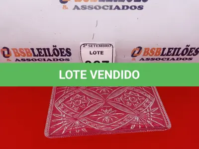 LOTE 067 - 01 BANDEJA CRISTAL BOHEMIA. (NO ESTADO) ATENÇÃO! FAZER A VISITAÇÃO ANTES DE ARREMATAR, NÃO SABEMOS SE FUNCIONA. LEILÃO NÃO TEM GARANTIA E NEM DEVOLUÇÃO, SUJEITO A POSSÍVEIS AVARIAS VISÍVEIS/OCULTAS E/OU AUSÊNCIA DE COMPONENTES.