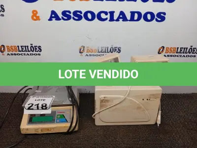 LOTE 218 - 01 LUMINÁRIA DE EMERGÊNCIA E 01 BALANÇA. (NO ESTADO) ATENÇÃO! FAZER A VISITAÇÃO ANTES DE ARREMATAR, NÃO SABEMOS SE FUNCIONA. LEILÃO NÃO TEM GARANTIA E NEM DEVOLUÇÃO, SUJEITO A POSSÍVEIS AVARIAS VISÍVEIS/OCULTAS E/OU AUSÊNCIA DE COMPONENTES.
