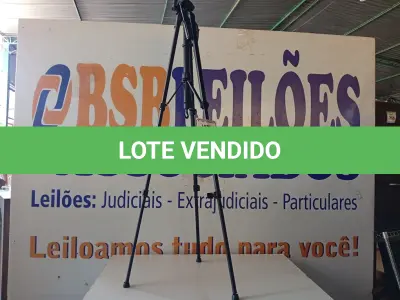 LOTE 104 - 01 TRIPÉ DE CÂMERA MARCA LUCACELL LCT-3016. (NO ESTADO) ATENÇÃO! FAZER A VISITAÇÃO ANTES DE ARREMATAR, NÃO SABEMOS SE FUNCIONA. LEILÃO NÃO TEM GARANTIA E NEM DEVOLUÇÃO, SUJEITO A POSSÍVEIS AVARIAS VISÍVEIS/OCULTAS E/OU AUSÊNCIA DE COMPONENTES.