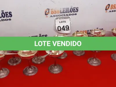 LOTE 049 - 01 JOGO DE TAÇA DE SORVETE, 12 COLHERES EM INOX COM BANHO DE PRATA. (NO ESTADO) ATENÇÃO! FAZER A VISITAÇÃO ANTES DE ARREMATAR, NÃO SABEMOS SE FUNCIONA. LEILÃO NÃO TEM GARANTIA E NEM DEVOLUÇÃO, SUJEITO A POSSÍVEIS AVARIAS VISÍVEIS/OCULTAS E/OU AUSÊNCIA DE COMPONENTES.