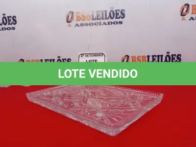 LOTE 067 - 01 BANDEJA CRISTAL BOHEMIA. (NO ESTADO) ATENÇÃO! FAZER A VISITAÇÃO ANTES DE ARREMATAR, NÃO SABEMOS SE FUNCIONA. LEILÃO NÃO TEM GARANTIA E NEM DEVOLUÇÃO, SUJEITO A POSSÍVEIS AVARIAS VISÍVEIS/OCULTAS E/OU AUSÊNCIA DE COMPONENTES.