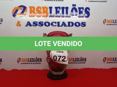 LOTE 072 - 01 VASO MURANO VERMELHO C/ BASE DE MADEIRA. (NO ESTADO) ATENÇÃO! FAZER A VISITAÇÃO ANTES DE ARREMATAR, NÃO SABEMOS SE FUNCIONA. LEILÃO NÃO TEM GARANTIA E NEM DEVOLUÇÃO, SUJEITO A POSSÍVEIS AVARIAS VISÍVEIS/OCULTAS E/OU AUSÊNCIA DE COMPONENTES.