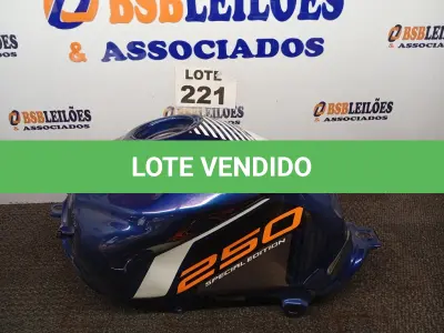 LOTE 221 - 01 - TANQUE DE COMBUSTÍVEL HONDA CB 250 TWISTER (NO ESTADO, NÃO SABEMOS SE FUNCIONA. LEILÃO NÃO TEM GARANTIA E NEM DEVOLUÇÃO, SUJEITO A POSSÍVEIS AVARIAS VISÍVEIS/OCULTAS E/OU AUSÊNCIA DE COMPONENTES)