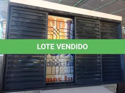 LOTE 050 - 01 JANELA VENEZIANA 2X1. (NO ESTADO) ATENÇÃO! FAZER A VISITAÇÃO ANTES DE ARREMATAR, NÃO SABEMOS SE FUNCIONA. LEILÃO NÃO TEM GARANTIA E NEM DEVOLUÇÃO, SUJEITO A POSSÍVEIS AVARIAS VISÍVEIS/OCULTAS E/OU AUSÊNCIA DE COMPONENTES.
