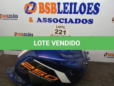 LOTE 221 - 01 - TANQUE DE COMBUSTÍVEL HONDA CB 250 TWISTER (NO ESTADO, NÃO SABEMOS SE FUNCIONA. LEILÃO NÃO TEM GARANTIA E NEM DEVOLUÇÃO, SUJEITO A POSSÍVEIS AVARIAS VISÍVEIS/OCULTAS E/OU AUSÊNCIA DE COMPONENTES)